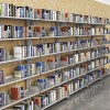 rayonnage de bibliothèque métallique