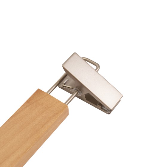 Cintre à pinces en bois de lotus vernis avec pinces