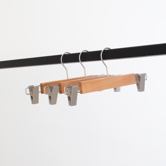 Cintre à pinces en bois de lotus vernis avec pinces