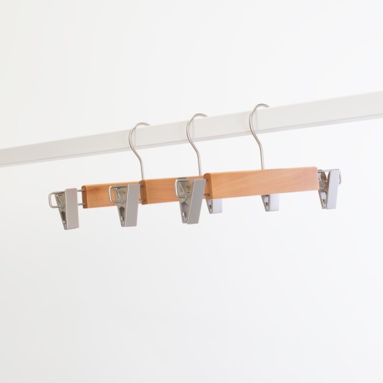 Cintre à pinces en bois de lotus vernis avec pinces