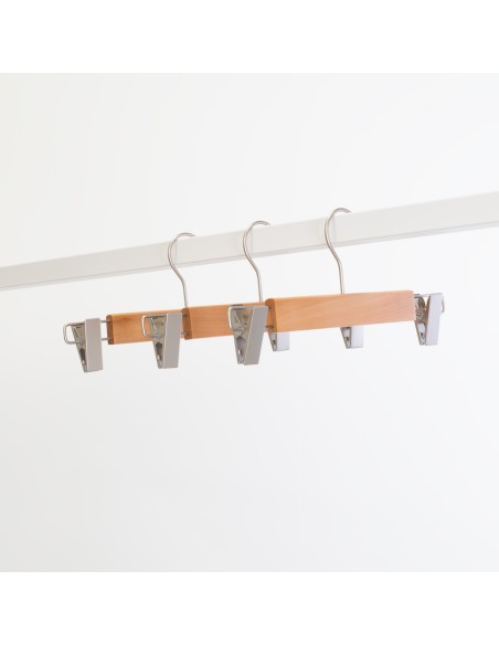 Cintre à pinces en bois de lotus vernis avec pinces