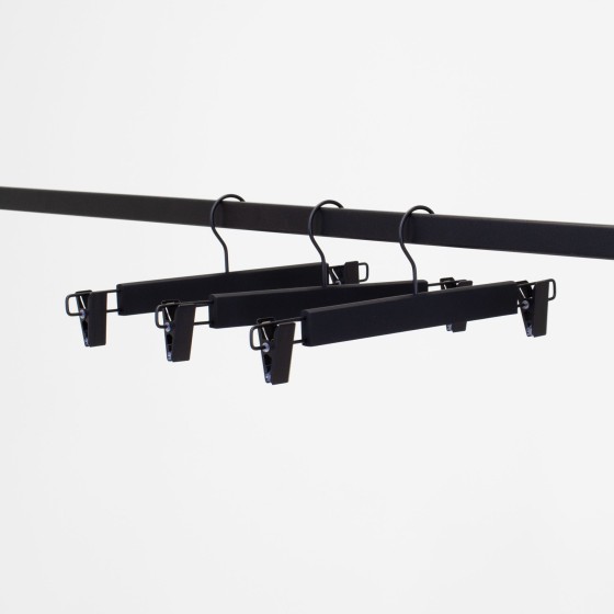 Cintre à pinces, soft touch noir bois de lotus 34 cm crochet noir