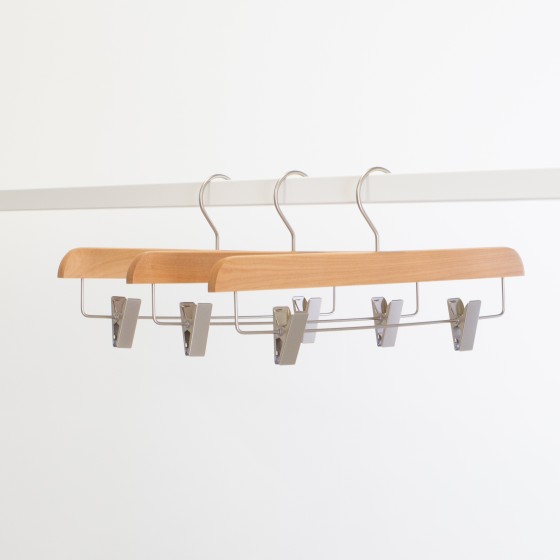 Cintre à pinces, bois de lotus, vernis transparant mat, 36 cm, crochet