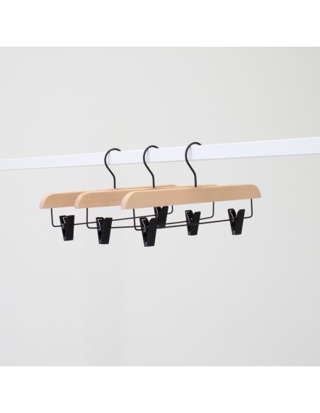 Cintre en hêtre, à pinces noires, crochet noir, largeur 36 cm