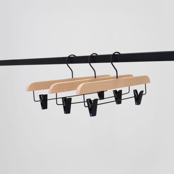 Cintre en hêtre, à pinces noires, crochet noir, largeur 36 cm