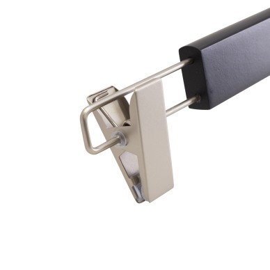 Cintre à pinces, bois de lotus, vernis transparant mat, 38 cm, crochet 2