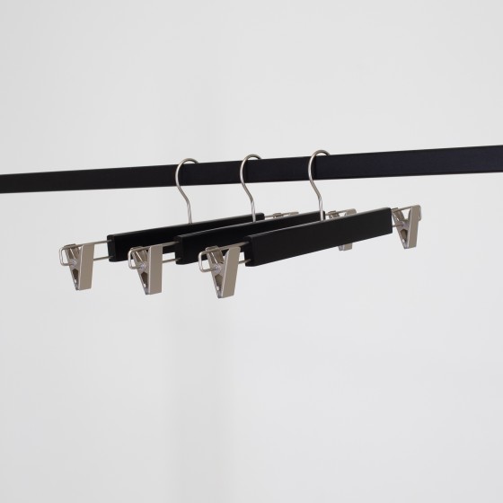 Cintre à pinces, bois de lotus, vernis transparant mat, 38 cm, crochet