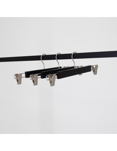 Cintre à pinces, bois de lotus, vernis transparant mat, 38 cm, crochet