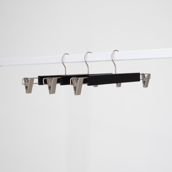 Cintre à pinces, bois de lotus, vernis transparant mat, 38 cm, crochet