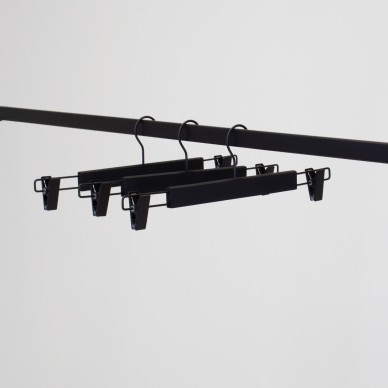 Cintre à pinces, bois de lotus, soft touch noir, 38 cm, crochet noir 2