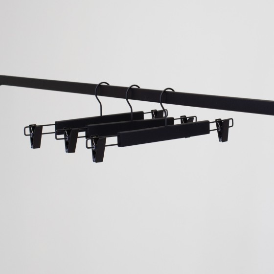 Cintre à pinces, bois de lotus, soft touch noir, 38 cm, crochet noir