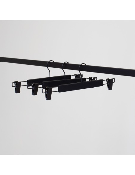 Cintre à pinces, bois de lotus, soft touch noir, 38 cm, crochet noir