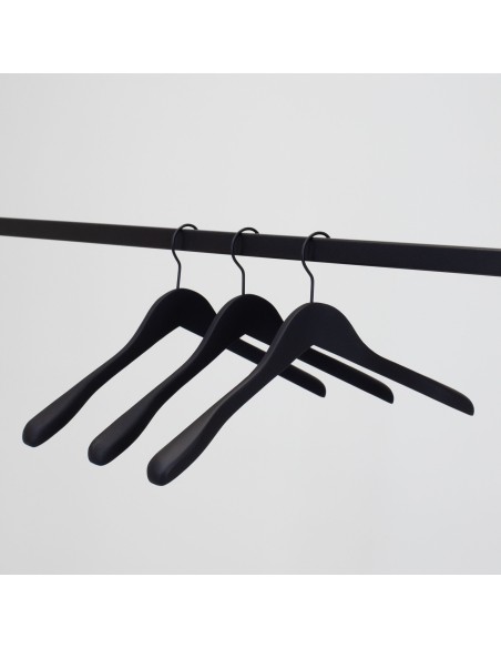 Cintre en soft touch noir pour vestes bois de lotus, 41 cm, crochet no