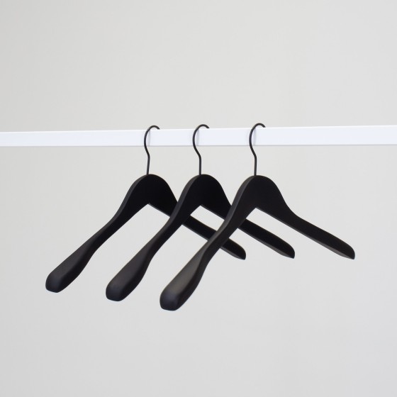 Cintre en soft touch noir pour vestes bois de lotus, 41 cm, crochet no