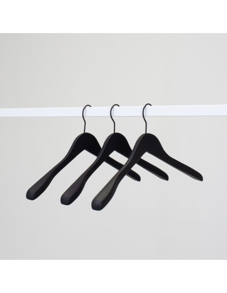 Cintre en soft touch noir pour vestes bois de lotus, 41 cm, crochet no