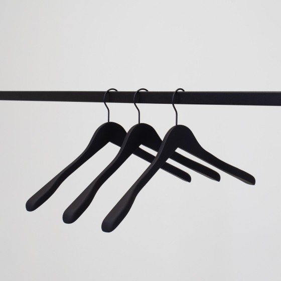 Cintre soft touch noir pour vestes,bois de lotus, 44 cm, crochet noir