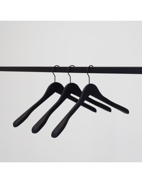 Cintre soft touch noir pour vestes,bois de lotus, 44 cm, crochet noir
