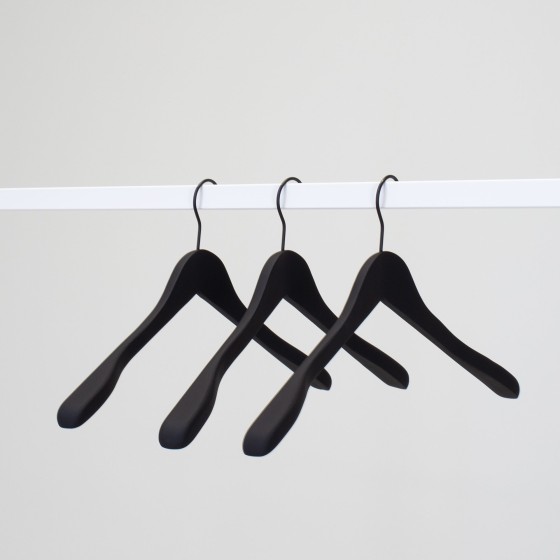 Cintre soft touch noir pour vestes,bois de lotus, 44 cm, crochet noir