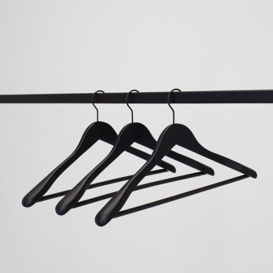 Cintre soft touch noir, barre antiglisse pour pantalons, 44 cm, croche