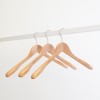 Cintre en bois pour vestes, bois de lotus, 44 cm, crochet brillant