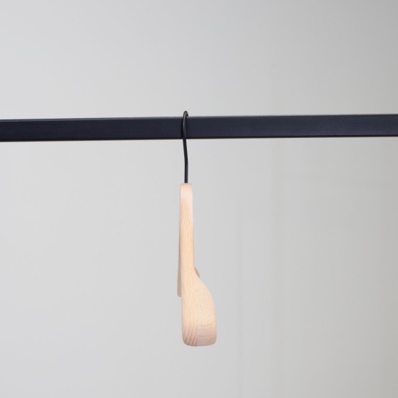 Cintre droit en hêtre, 44 cm, crochet noir