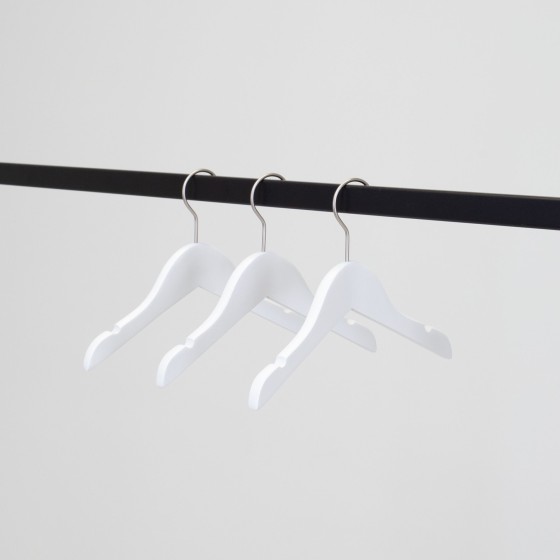 Cintre enfant blanc avec encoches, 26 cm, bois de lotus, crochet mat