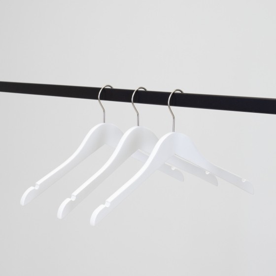 Cintre blanc avec encoches, 38 cm, bois de lotus, crochet mat