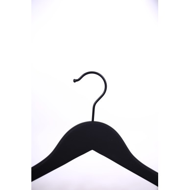 Cintre soft touch noir avec encoches, 44 cm, bois de lotus, crochet no