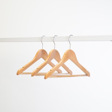 Cintre en bois avec encoches et barre antiglisse, 35 cm, crochet brill 2