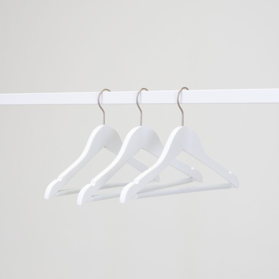 Cintre blanc avec encoches et barre antiglisse, 35 cm, bois de lotus,