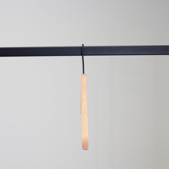 Cintre droit en bois de hêtre, 41 cm, crochet noir