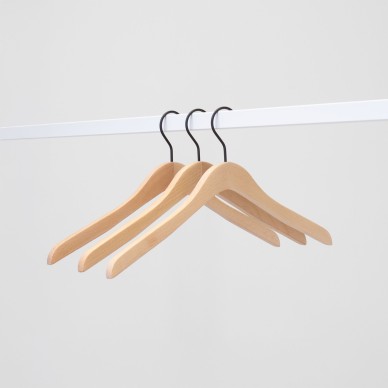 Cintre droit en bois de hêtre, largeur 44 cm, crochet noir 2