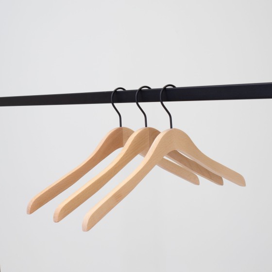 Cintre droit en bois de hêtre, largeur 44 cm, crochet noir