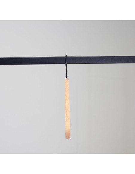 Cintre droit en bois de hêtre, largeur 44 cm, crochet noir