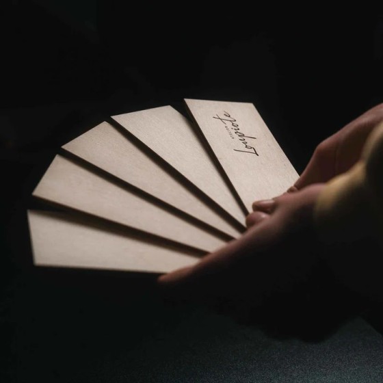 Suspension lumineuse élégante et moderne en bois