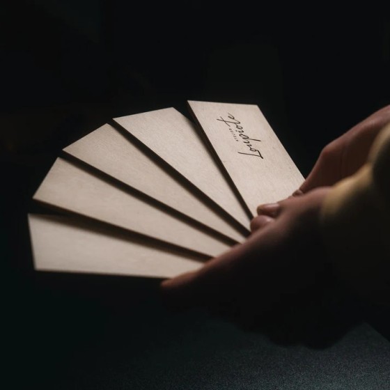 Suspension lumineuse élégante et flamboyante en bois