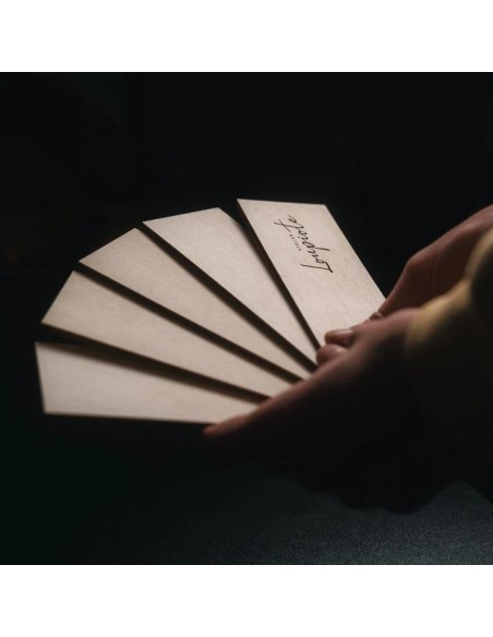 Suspension lumineuse élégante et flamboyante en bois