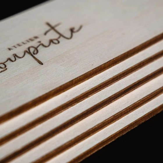 Suspension lumineuse élégante et flamboyante en bois