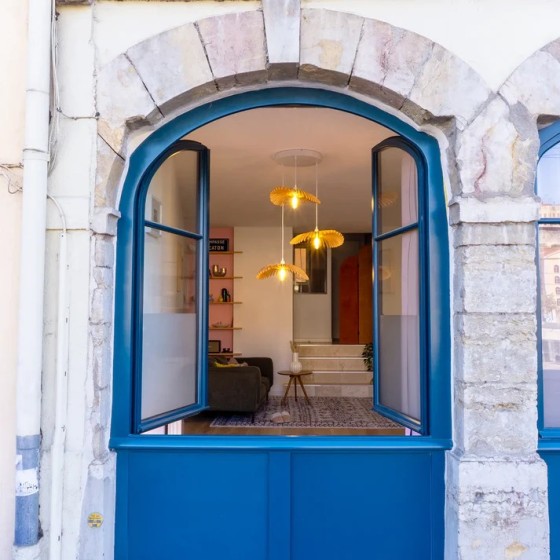 suspension bois à la lumière douce et harmonieuse