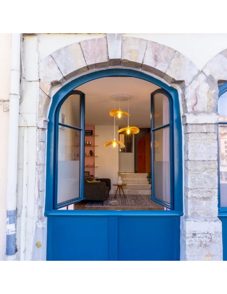 suspension bois à la lumière douce et harmonieuse