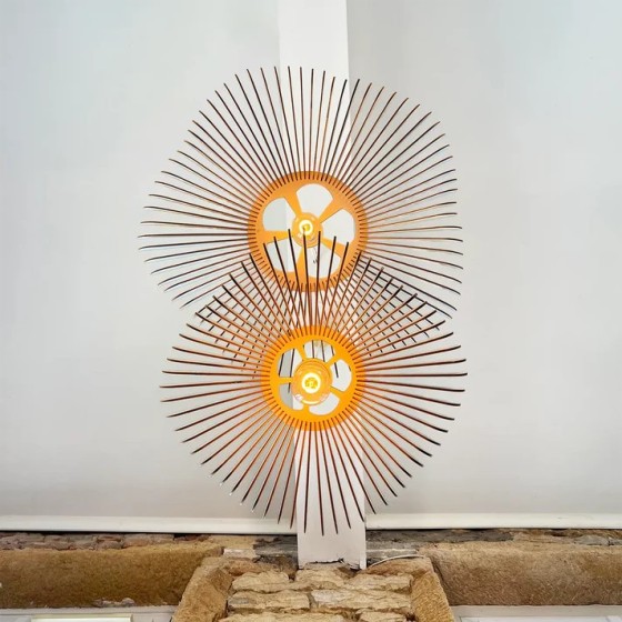 Suspension lumineuse poétique et enveloppante en bois