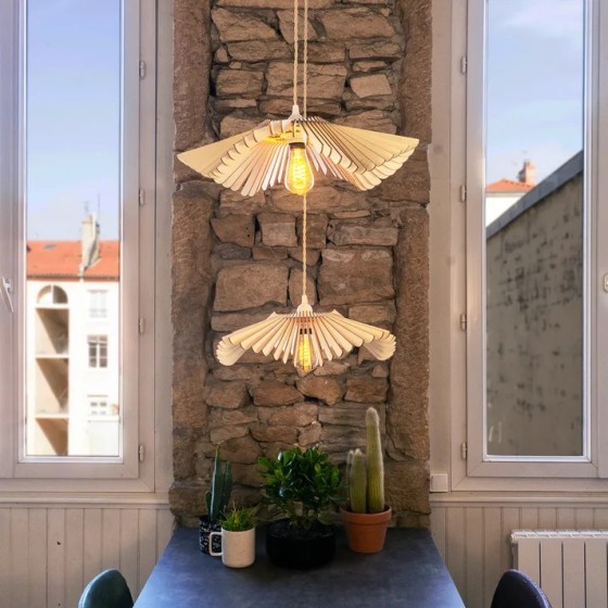 Suspension lumineuse poétique et enveloppante en bois