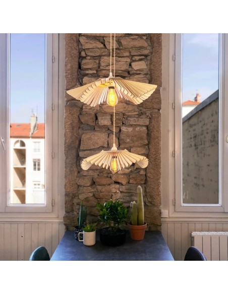 Suspension lumineuse poétique et enveloppante en bois