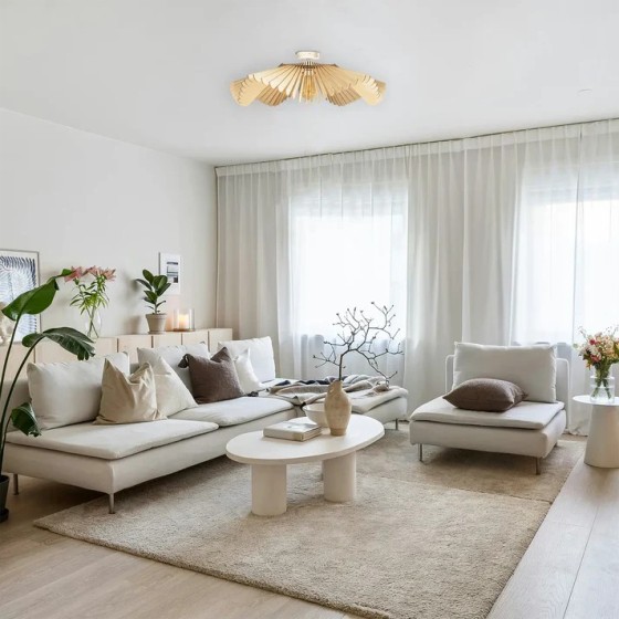 Rose, la poésie florale en lumière au plus près de vos plafonds