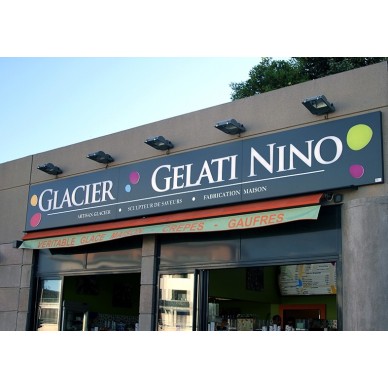 Panneau boîte aluminium lumineux face ajourée et lettres talonnettes 2