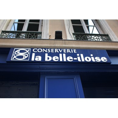 Panneau boîte aluminium lumineux face ajourée et lettres talonnettes