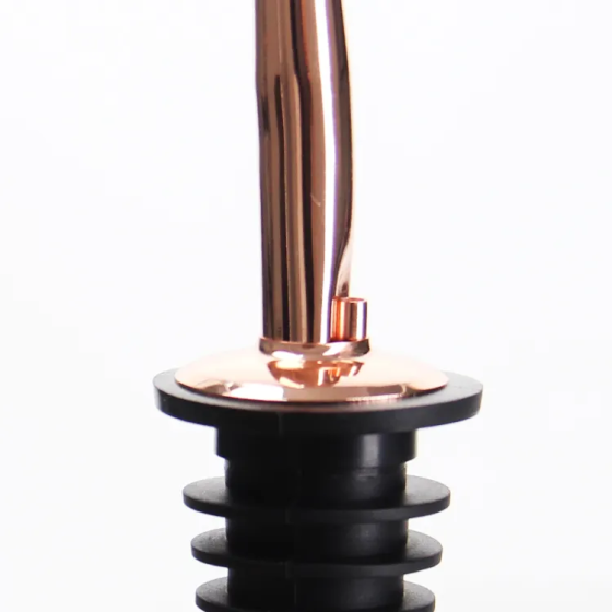 bec verseur en inox pour mesurer le débit