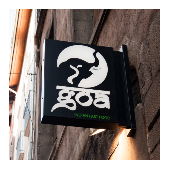 Enseigne drapeau lumineux faces ajourées et pmma contre-collé