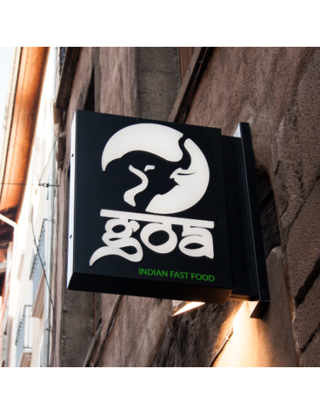 Enseigne drapeau lumineux faces ajourées et pmma contre-collé