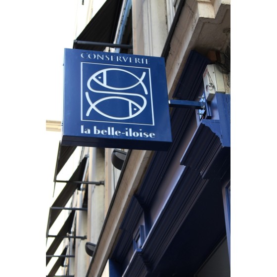 Enseigne drapeau lumineux faces ajourées et pmma contre-collé